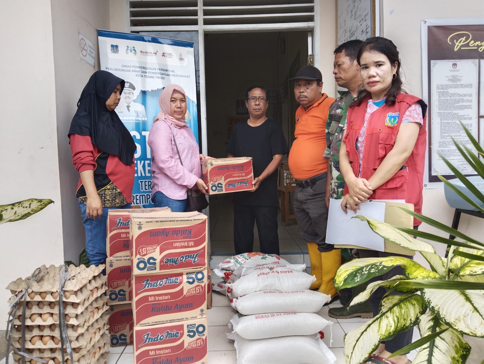 Dinas sosial kota tebing tinggiPenyerahan Bantuan Sosial Kepada Masyarakat Yang Terkena Bencana Banjir