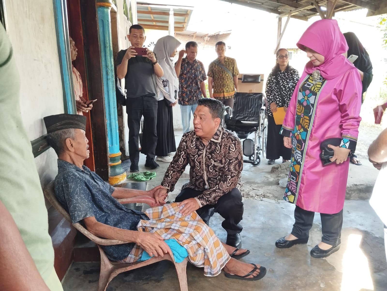Dinas sosial kota tebing tinggiPenyerahan kursi roda secara simbolis oleh Pak Pj. Walikota Tebing Tinggi di Kelurahan Satria