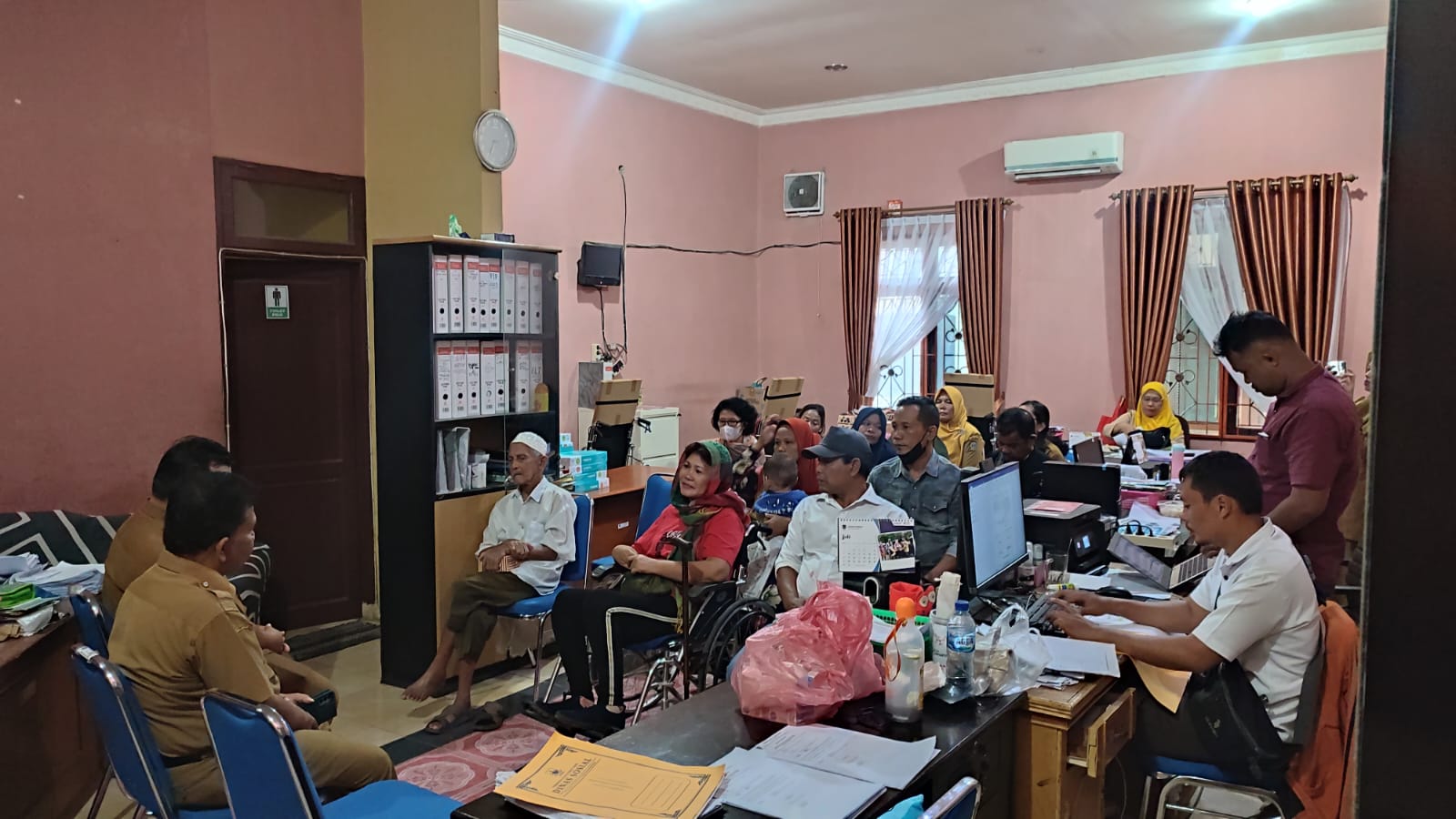 Dinas sosial kota tebing tinggiDinsos Salurkan Bantuan Kepada Penyandang Disabilitas Berupa Kursi Roda dan Alat Bantu Dengar