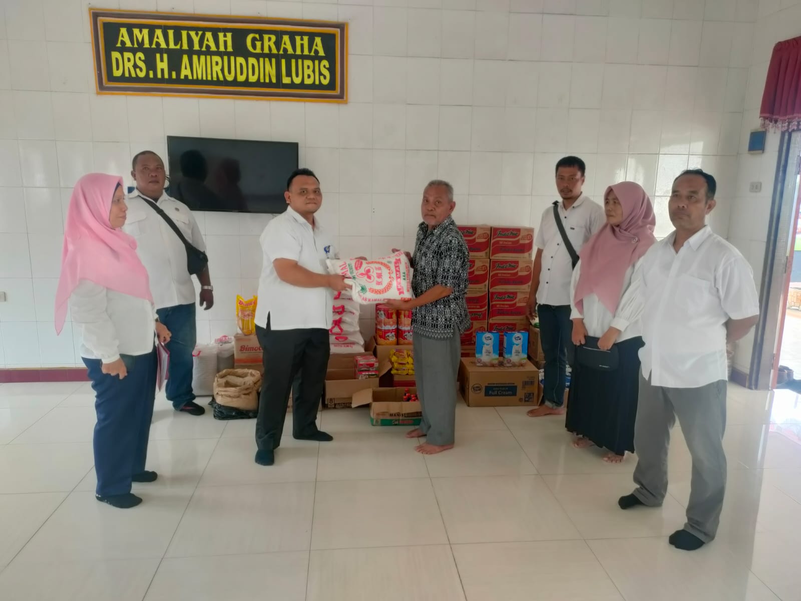 Dinas sosial kota tebing tinggiPenyerahan Bantuan Sembako Untuk Triwulan III Pada Kegiatan Kunjungan Bakti Sosial Ke Panti Asuhan Amaliyah