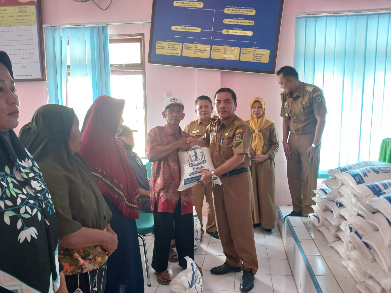 Dinas sosial kota tebing tinggiPenyerahan Bantuan Sosial Beras Madani Pemerintah Kota Tebing Tinggi Kepada Masyarakat