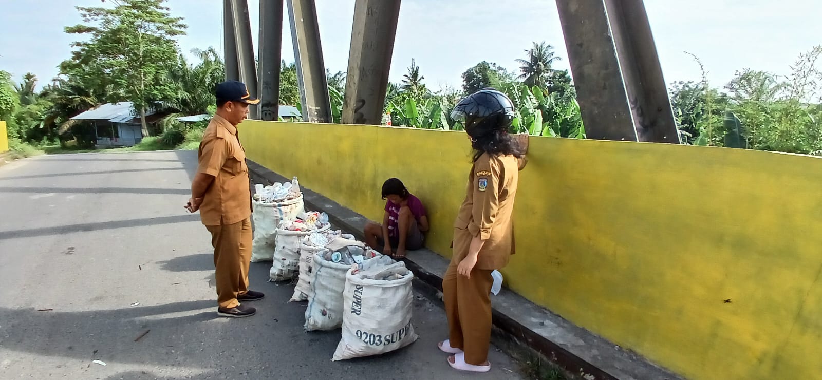 Dinas sosial kota tebing tinggiTim Dinas Sosial Kota Tebing Tinggi Lakukan Penjangkauan Kepada Masyarakat Yang Sering Beraktifitas di Atas Jembatan Sungai