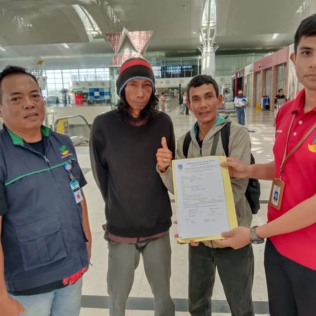 Dinas sosial kota tebing tinggiTim Dinas Sosial Kota Tebing Tinggi mengantarkan Orang Terlantar ke Bandara Kualanamu